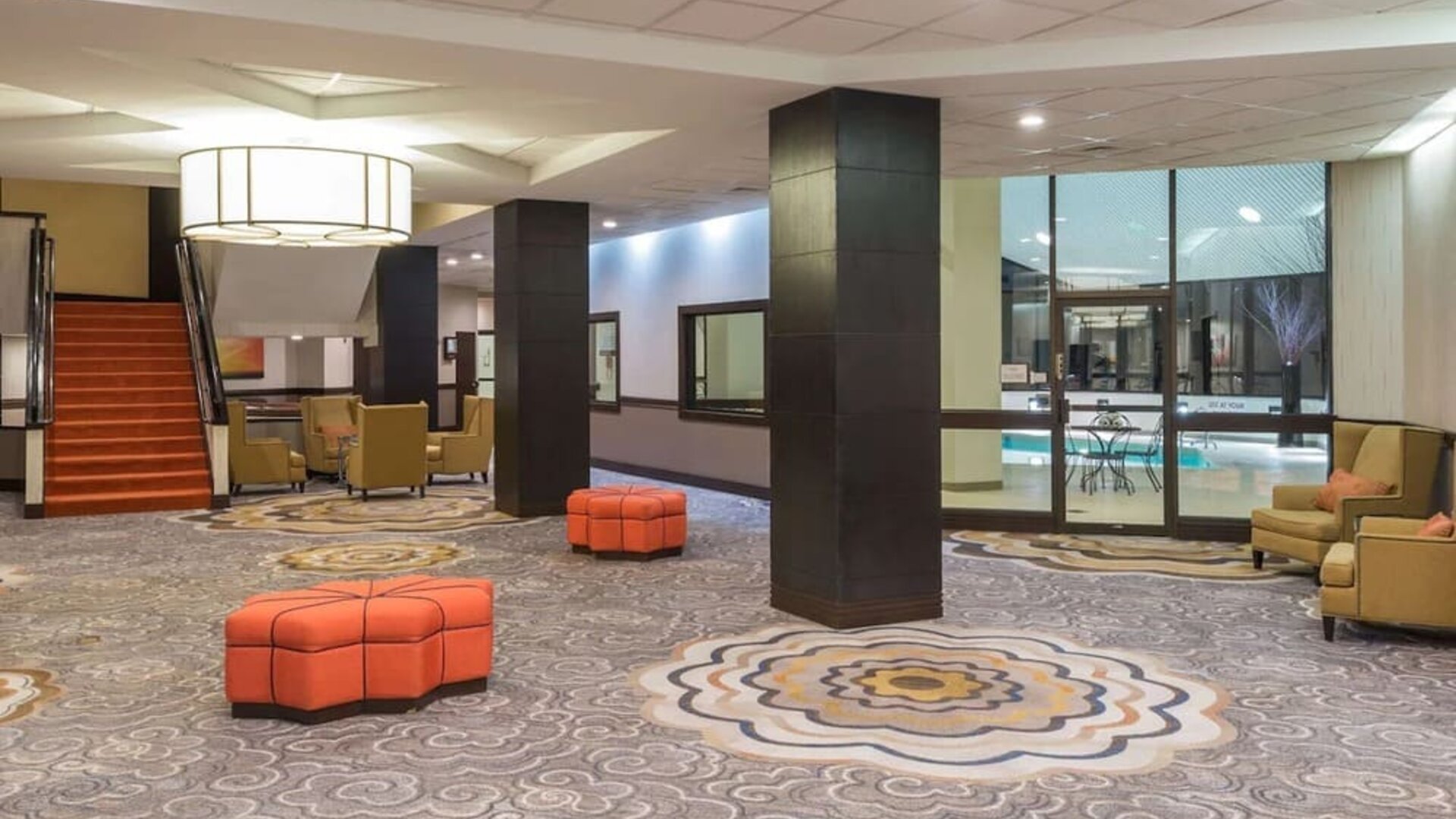 Lobby and lounge at Sonesta White Plains Downtown.