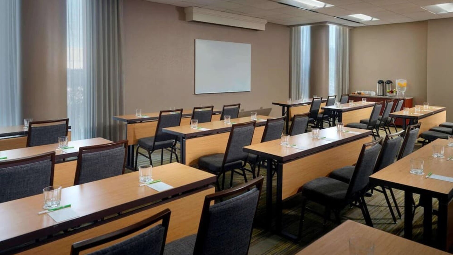 Meeting space at Sonesta Select Atlanta Cumberland Galleria.
