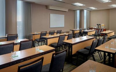 Meeting space at Sonesta Select Atlanta Cumberland Galleria.

