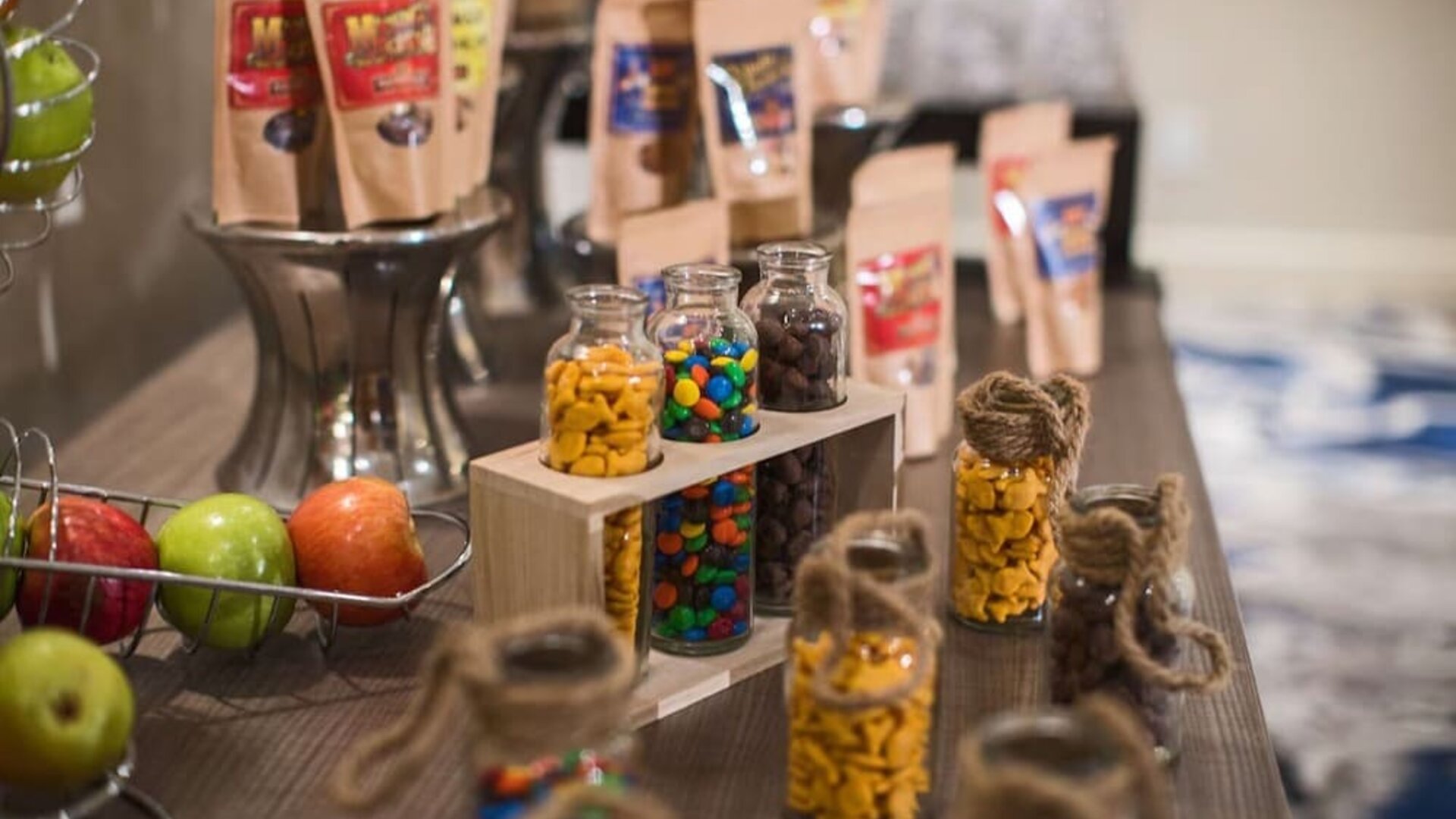 Snack bar at Sonesta Nashville Airport.