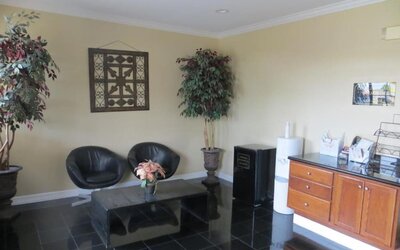 Lounge area at Palace Inn Westheimer.