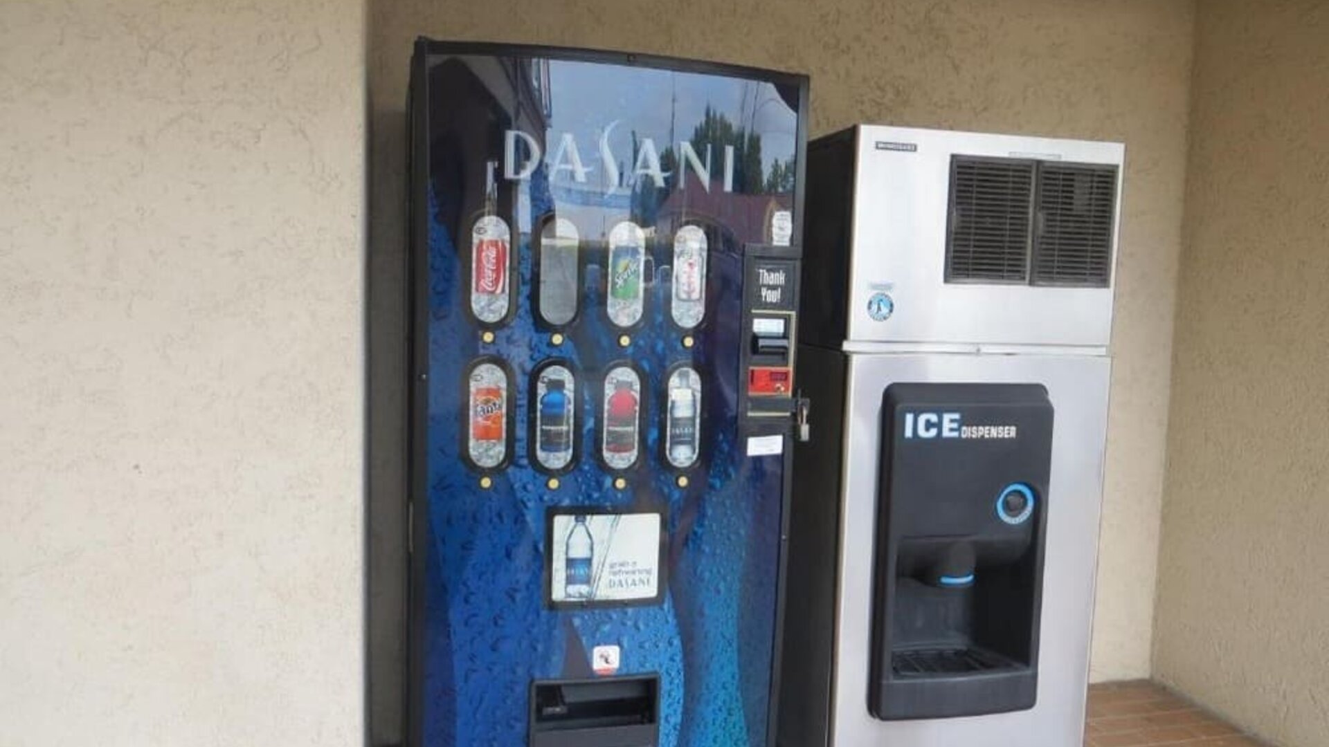 Vending machine at Palace Inn Westheimer.