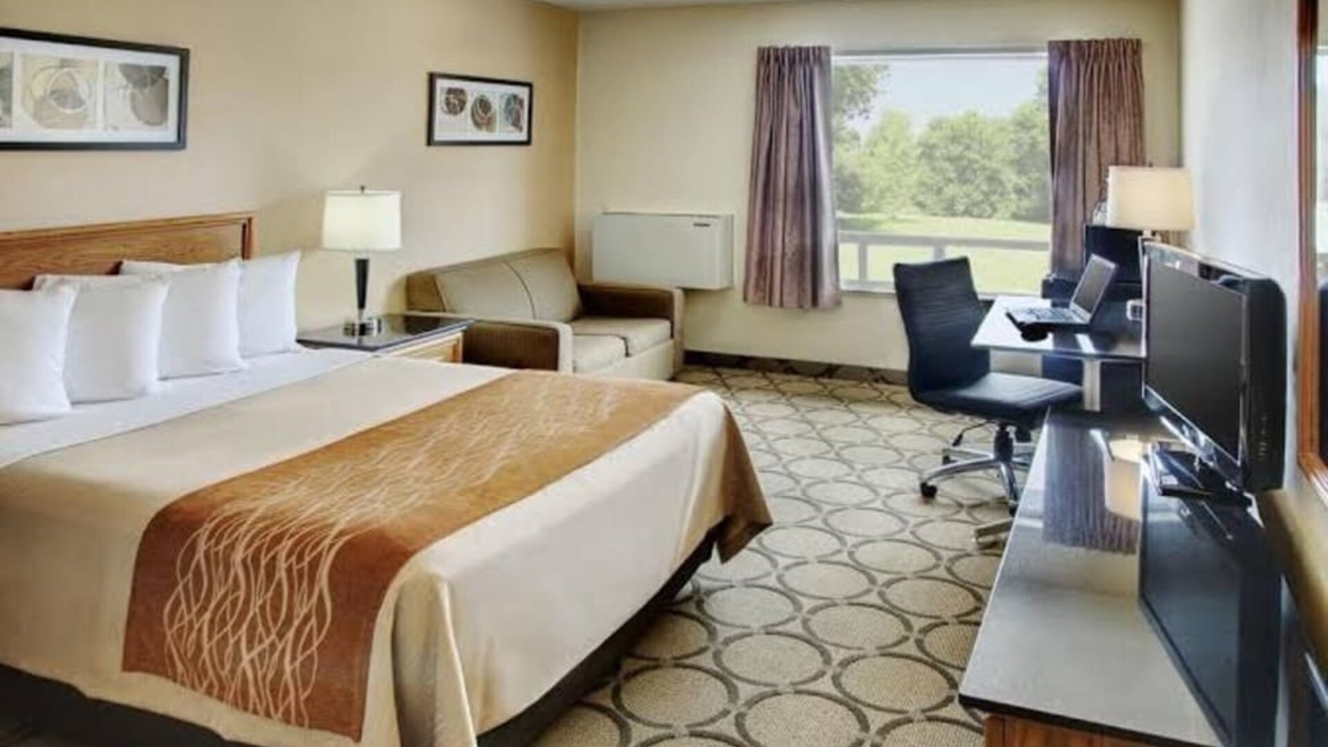 Day use room with natural light at Comfort Inn Brossard.