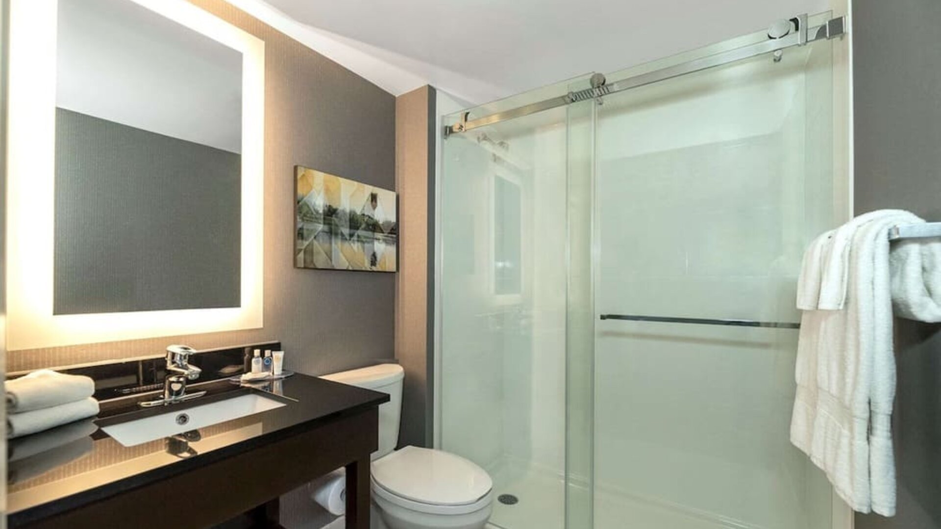 Guest bathroom with shower at Comfort Inn Brossard.
