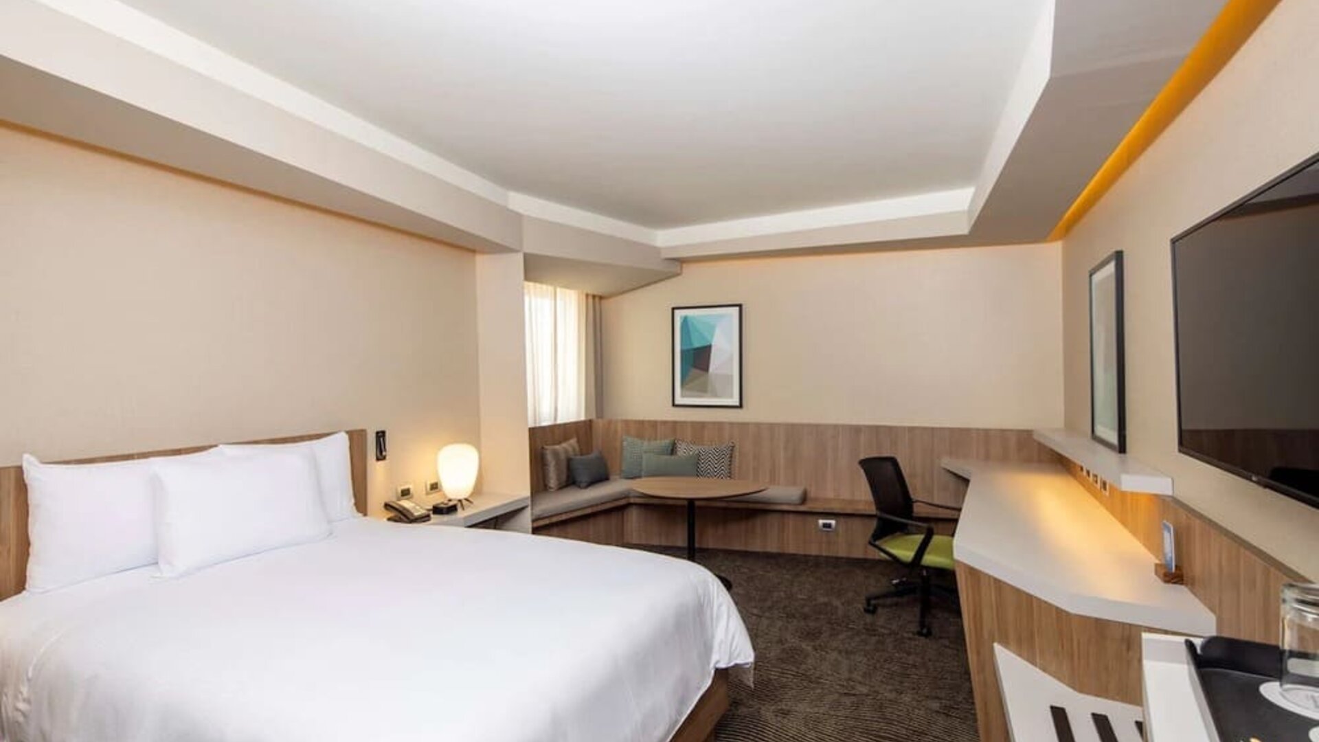 King room with work station at Hilton Garden Inn Lima Miraflores.