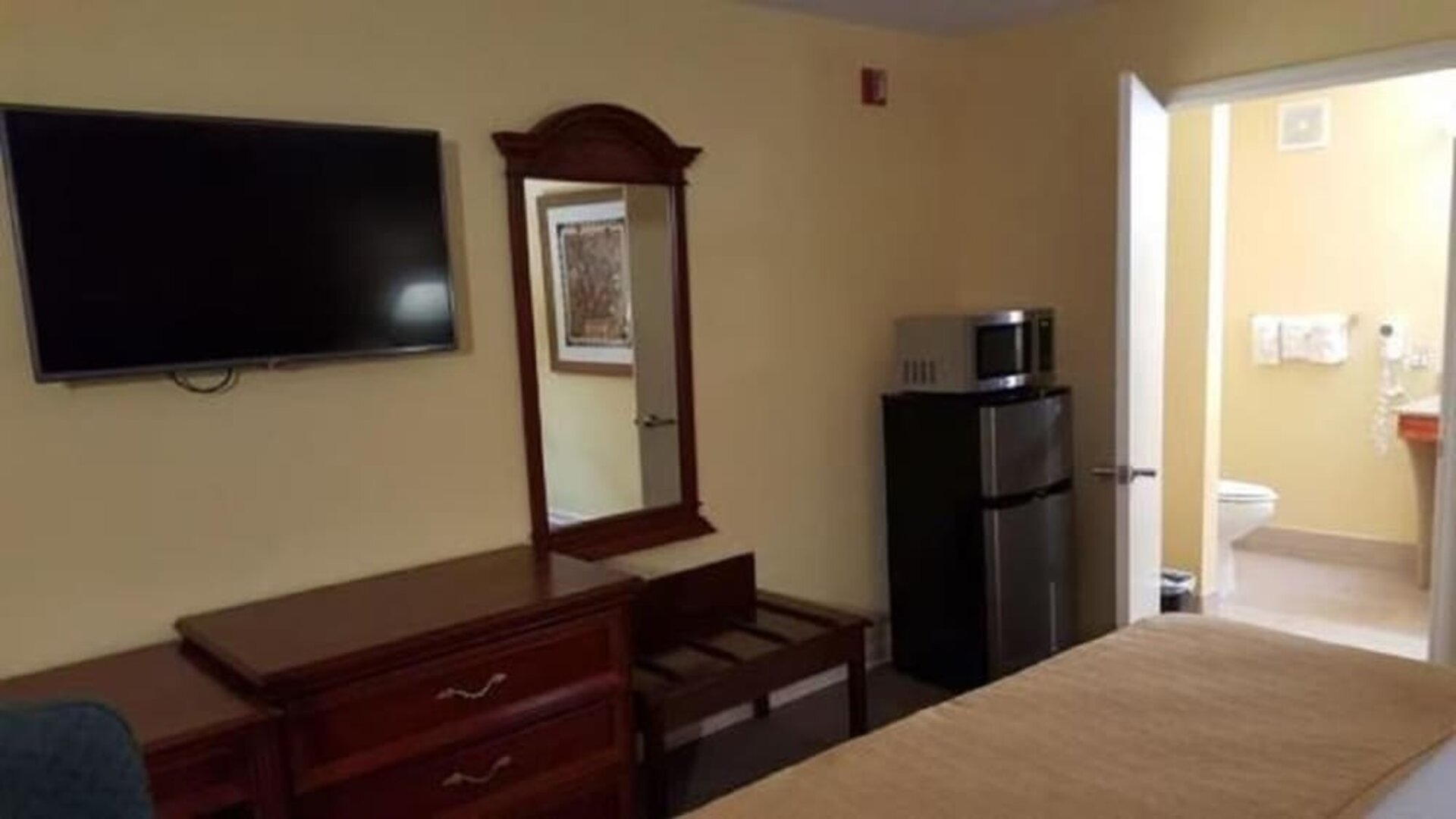 Day use room with refrigerator and private bathroom at Loyalty Inn Hawkinsville.