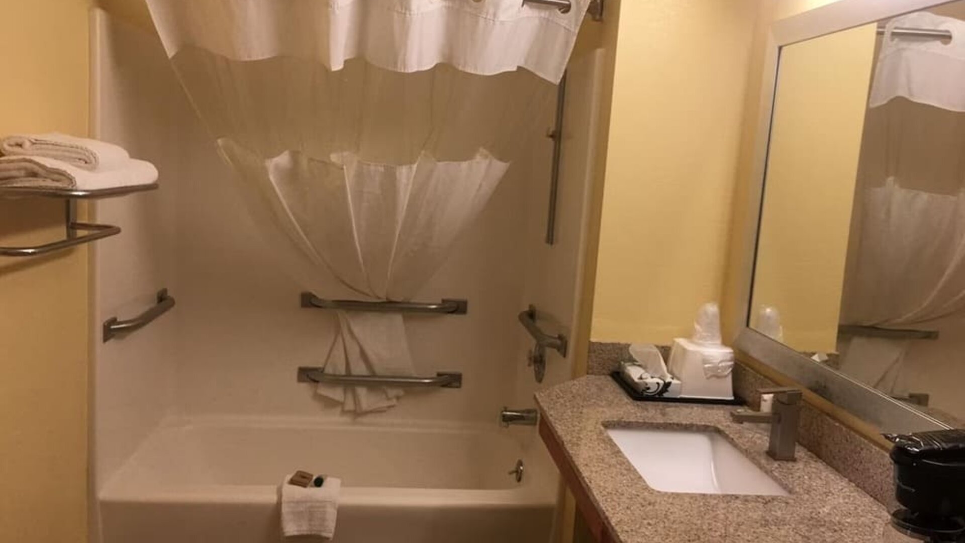 Private guest bathroom at Loyalty Inn Hawkinsville.