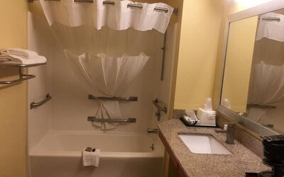 Private guest bathroom at Loyalty Inn Hawkinsville.