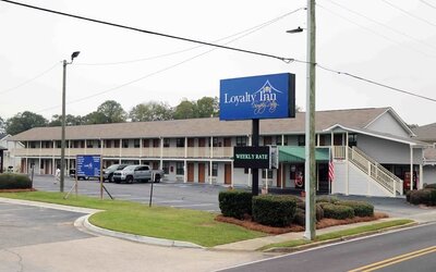 Hotel parking at Loyalty Inn Hawkinsville.