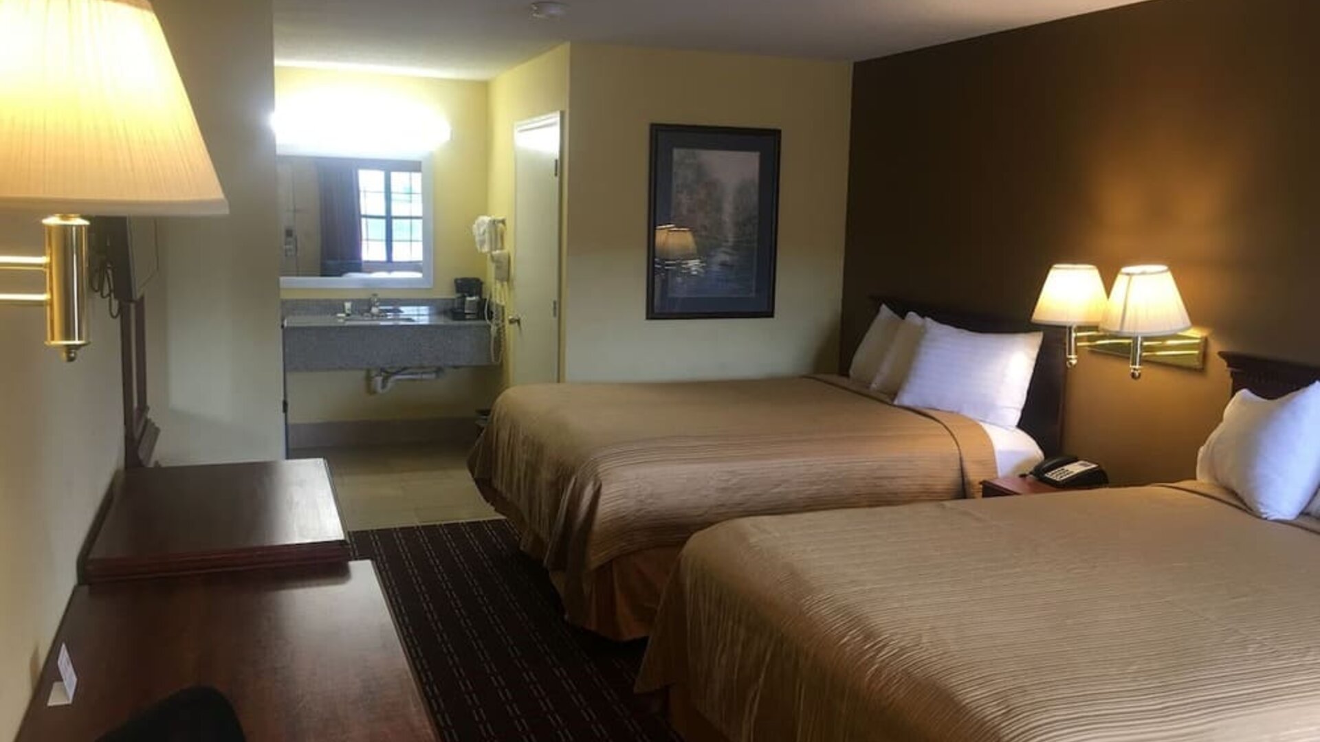 Twin beds at Loyalty Inn Hawkinsville.