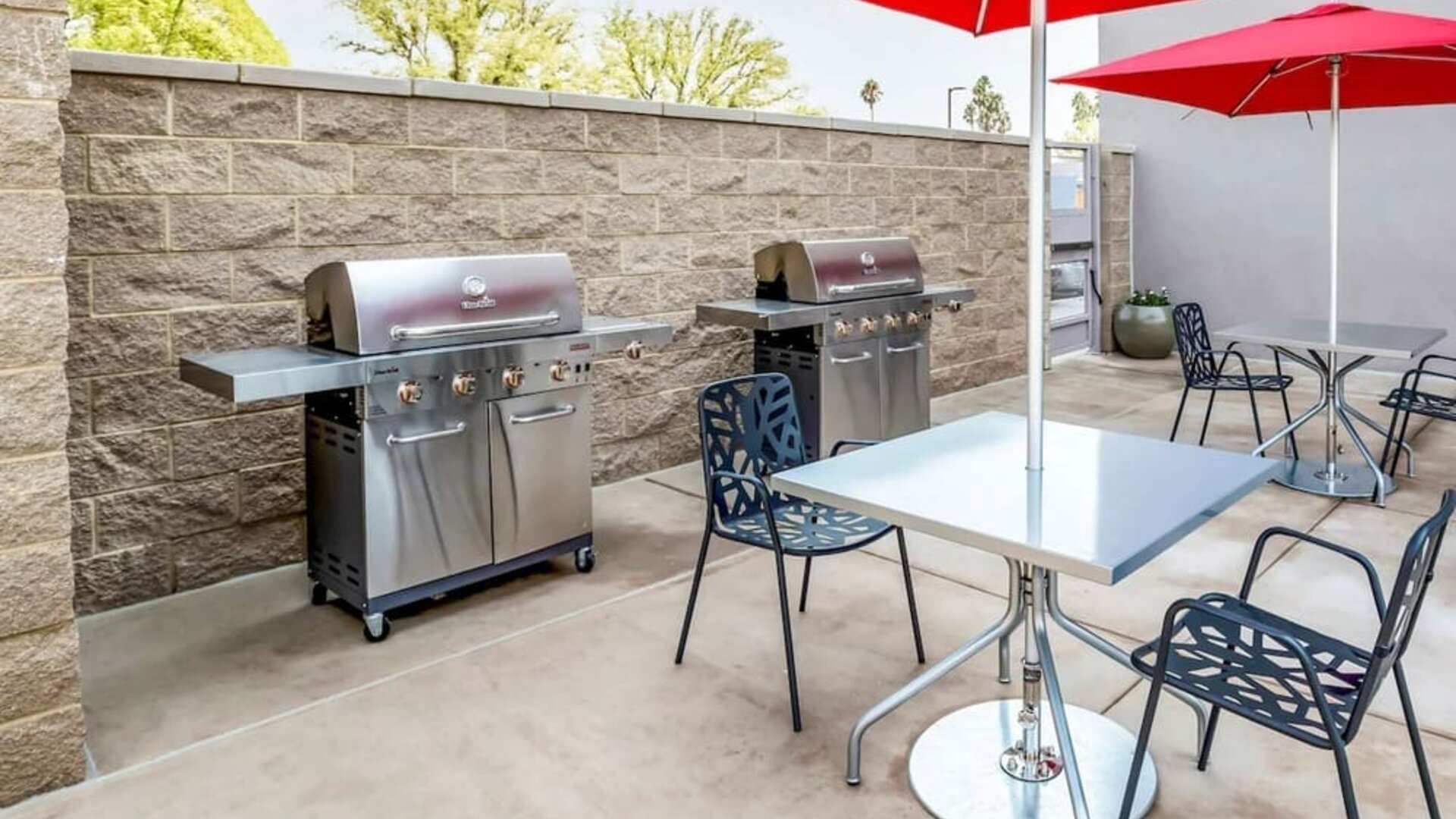 Outdoor terrace and barbeque area at Home2 Suites By Hilton West Sacramento.