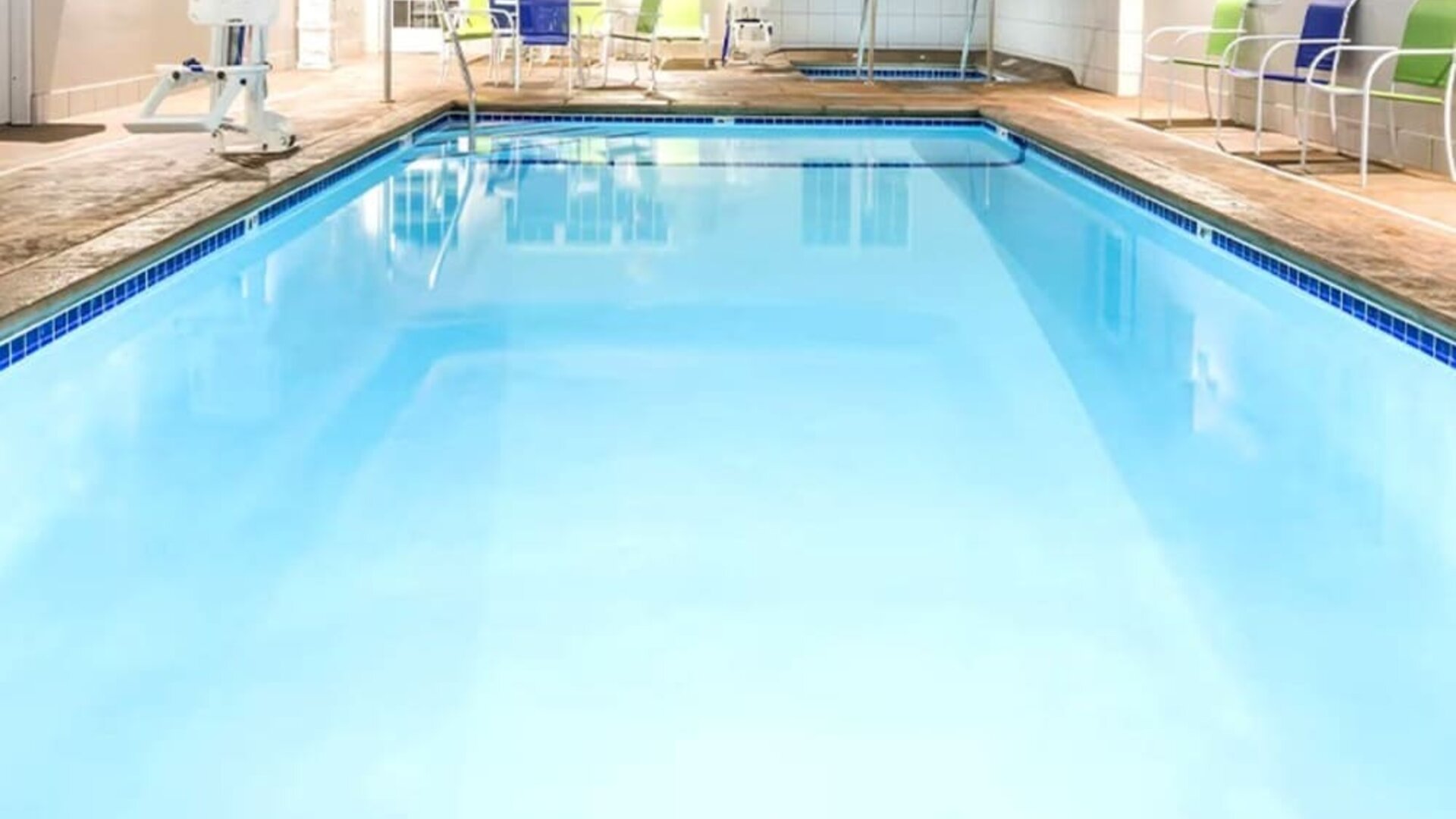 Indoor pool at Coratel Inn & Suites By Jasper Rochester.
