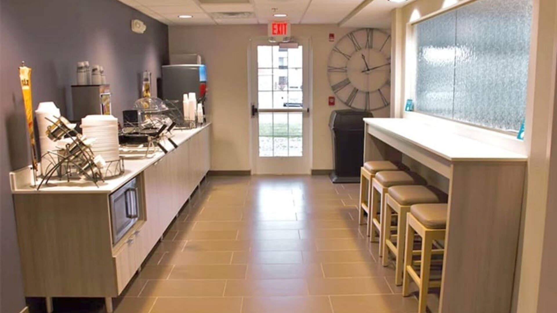 Dining area at Coratel Inn & Suites By Jasper Rochester.