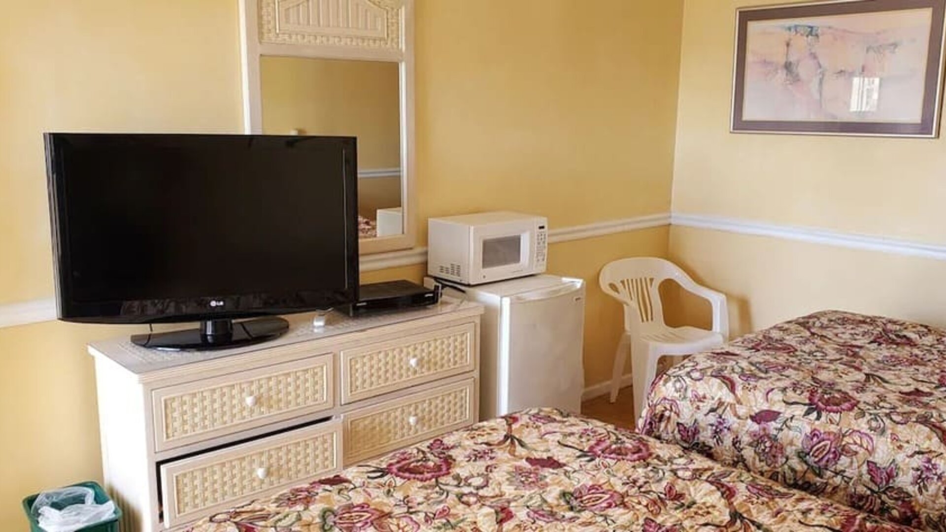 Day room with TV at Bay Breeze Motel.