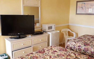 Day room with TV at Bay Breeze Motel.