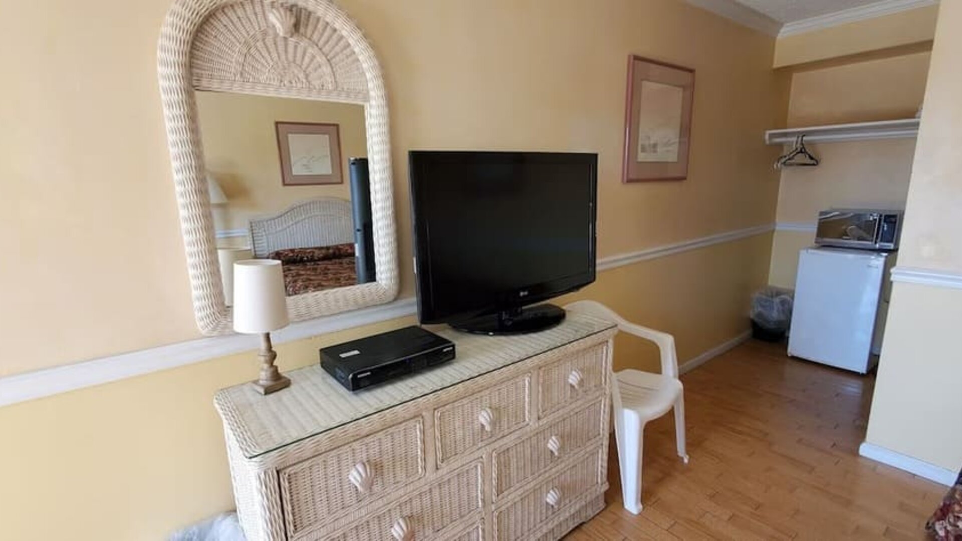 Day use room with TV at Bay Breeze Motel.