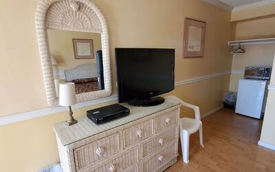 Day use room with TV at Bay Breeze Motel.