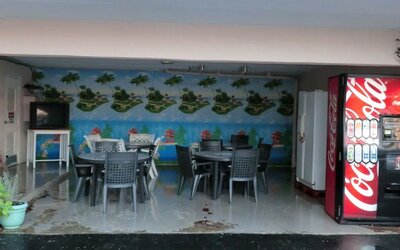 Snack bar and eating area at Bay Breeze Motel.