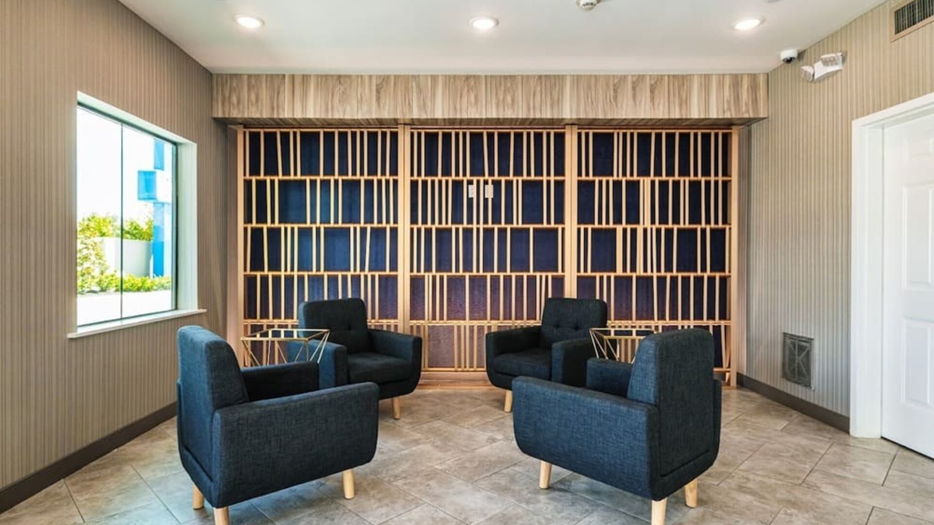 Lounge and coworking space at Palace Inn Blue Laura Koppe Rd.