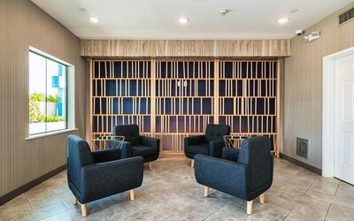 Lounge and coworking space at Palace Inn Blue Laura Koppe Rd.