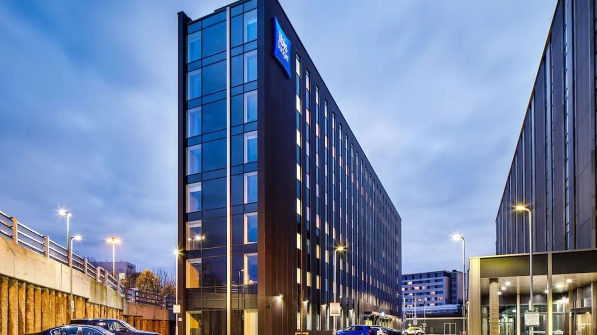 Hotel exterior at Ibis Budget Manchester Airport.
