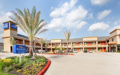 Property exterior at Baymont By Wyndham Houston Hobby Airport.