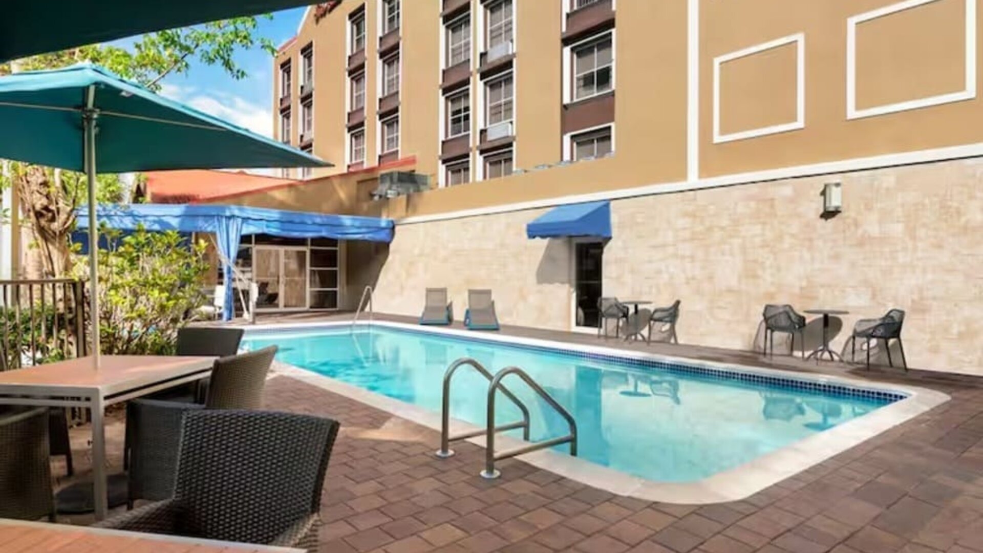 Refreshing outdoor pool at Hampton Inn & Suites Ft. Lauderdale Airport/South Cruise Port.