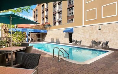 Refreshing outdoor pool at Hampton Inn & Suites Ft. Lauderdale Airport/South Cruise Port.