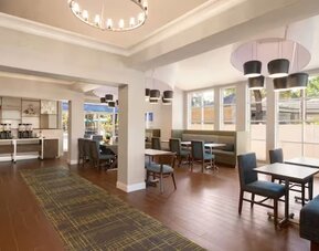 Dining and coworking lounge at Hampton Inn & Suites Ft. Lauderdale Airport/South Cruise Port.