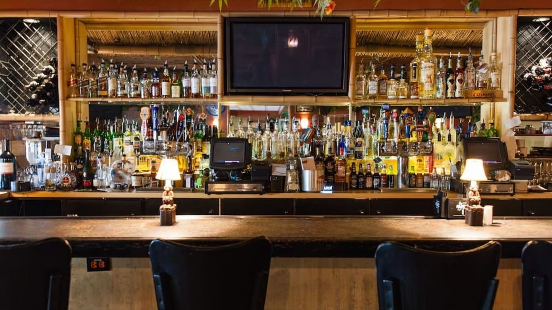 Bar and coworking space at Uptown Oasis San Jose Airport.