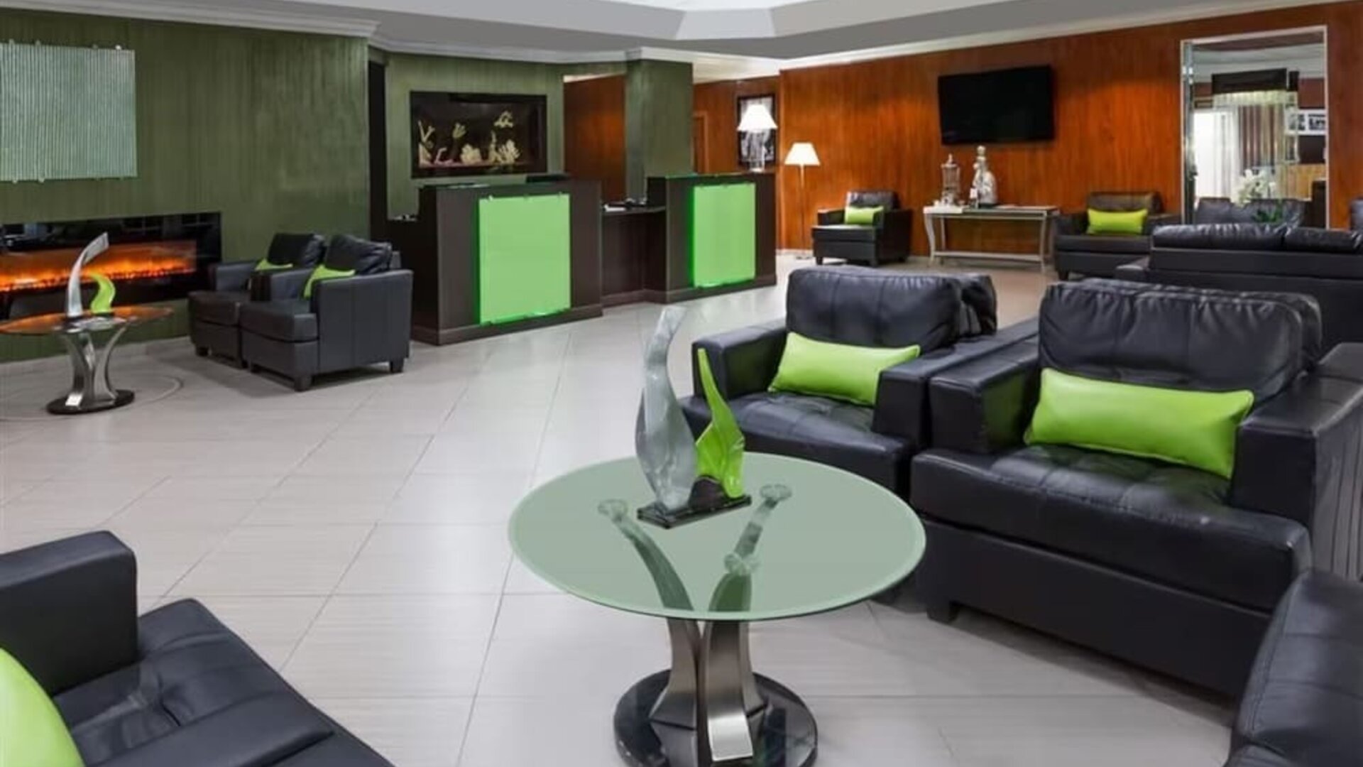 Lounge and coworking space at Uptown Oasis San Jose Airport.