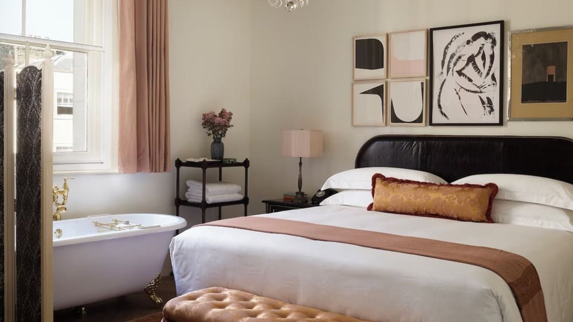 Spacious king room with bath at NoMad London.