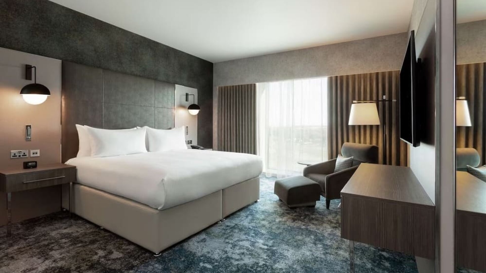 Day use room with natural light at Hilton Aberdeen TECA.