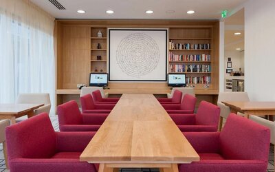 Meeting and coworking space at Hampton By Hilton London Gatwick Airport.