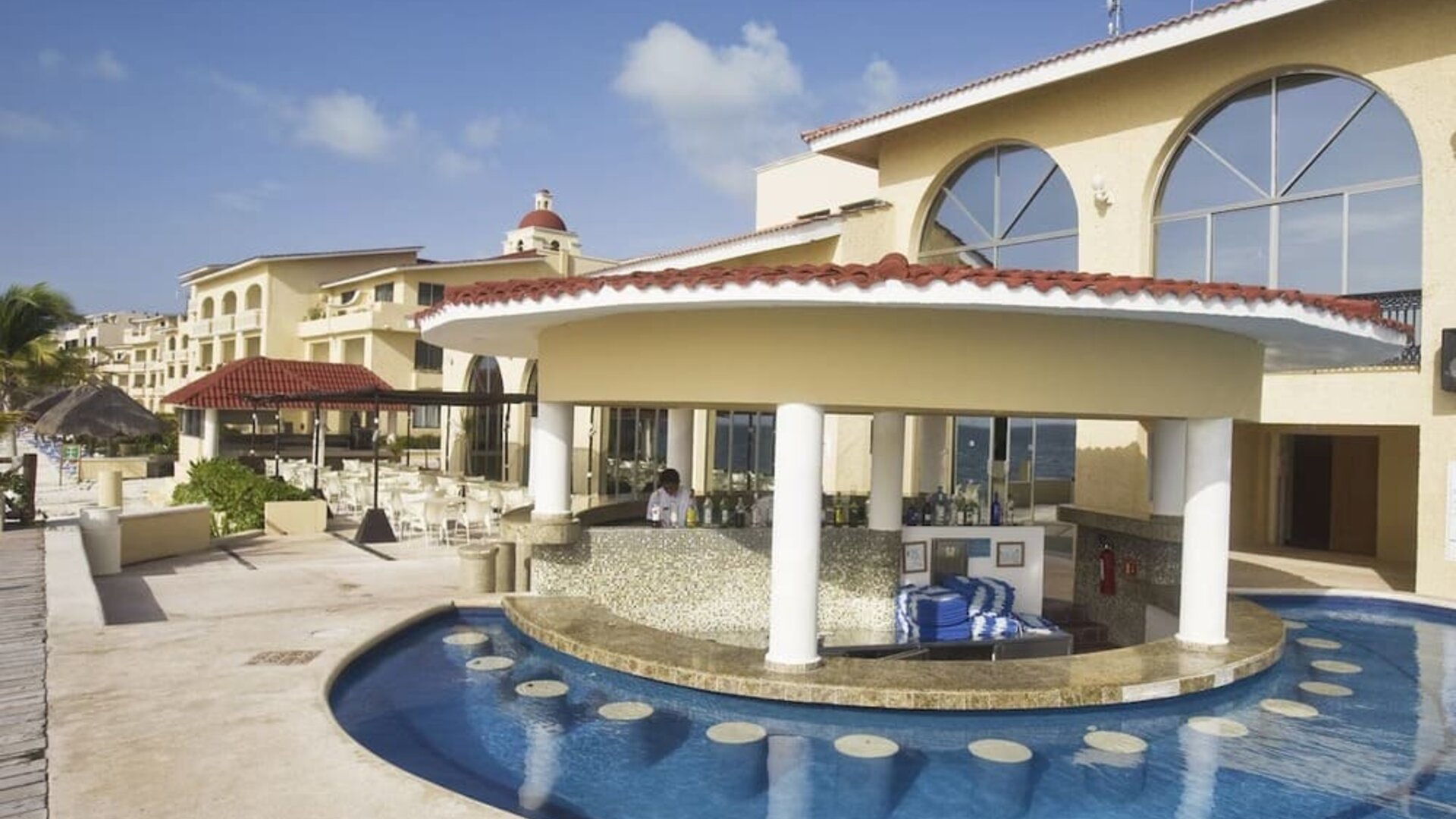 Hotel bar with pool at All Ritmo Cancún & Waterpark.