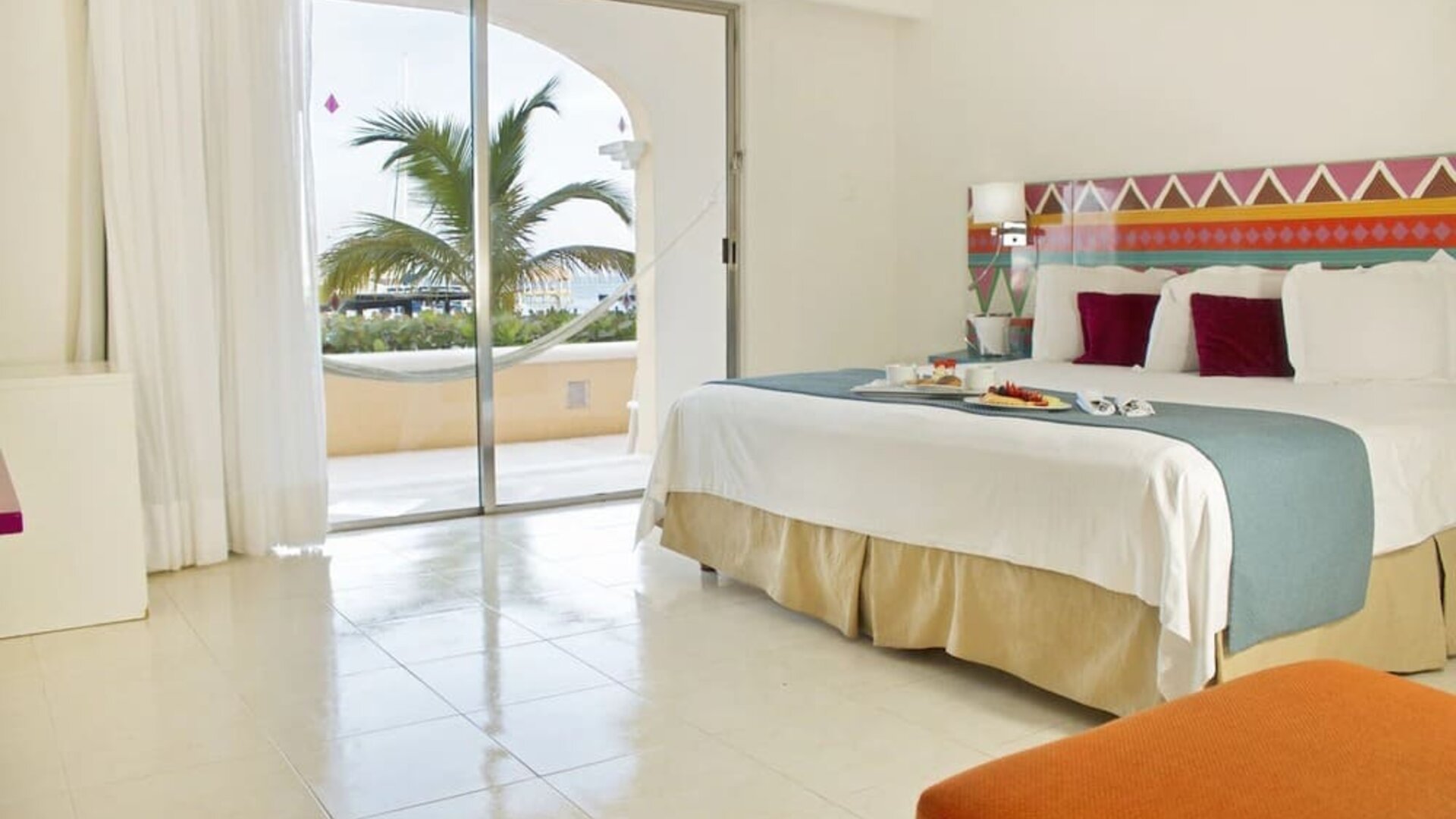 Day use room with natural light at All Ritmo Cancún & Waterpark.