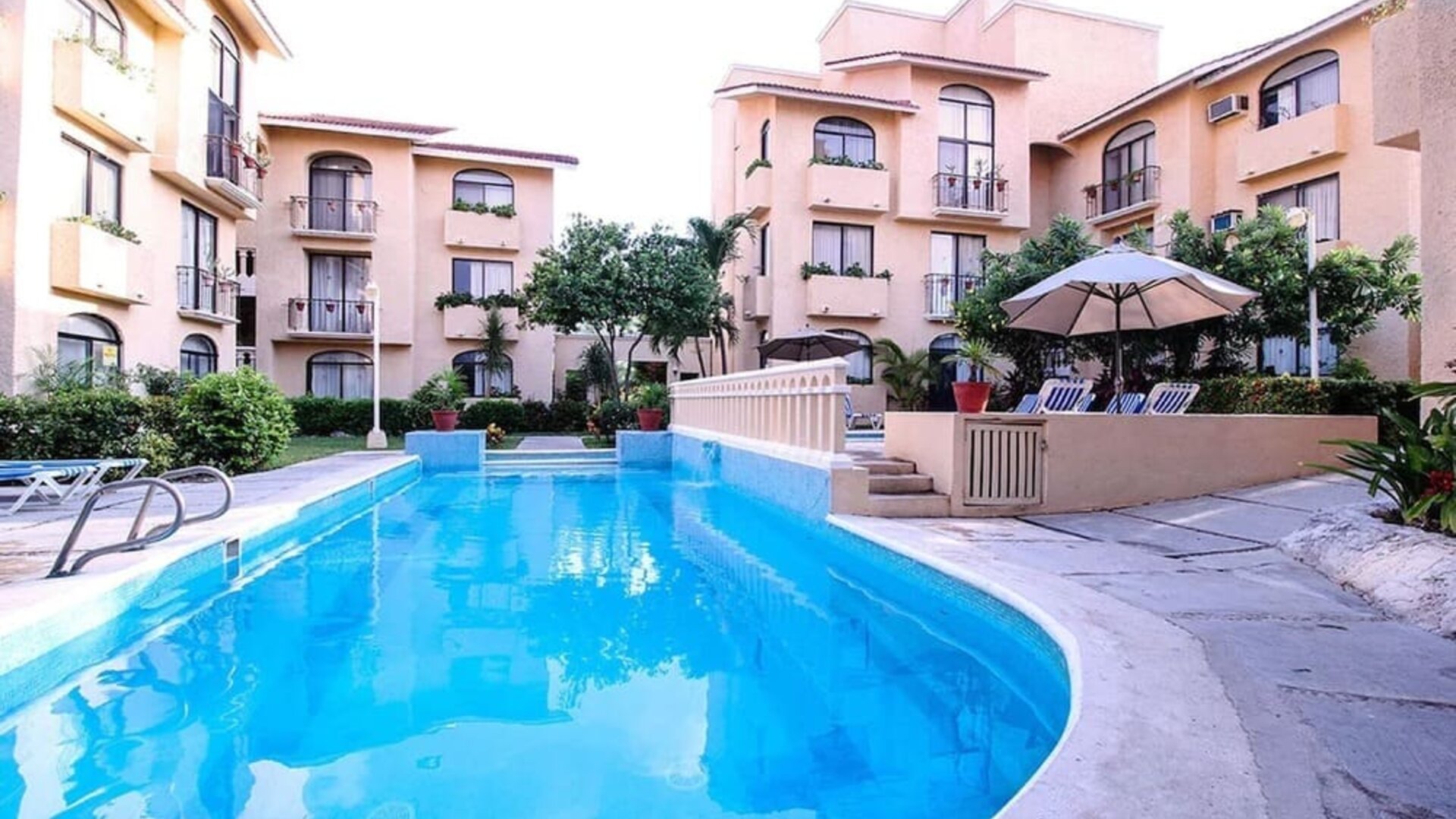 Large outdoor pool at All Ritmo Cancún & Waterpark.