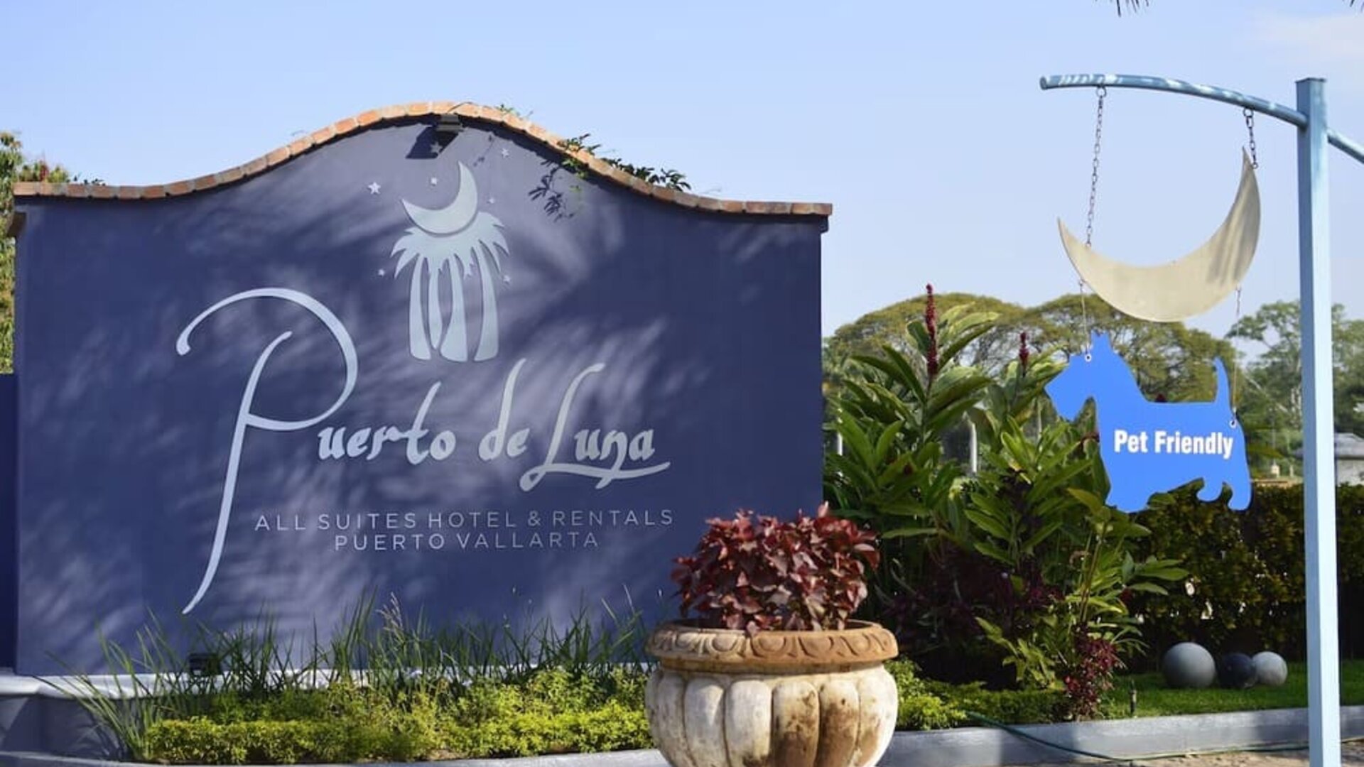 Hotel entrance at Puerto De Luna Pet Friendly & Family Suites.