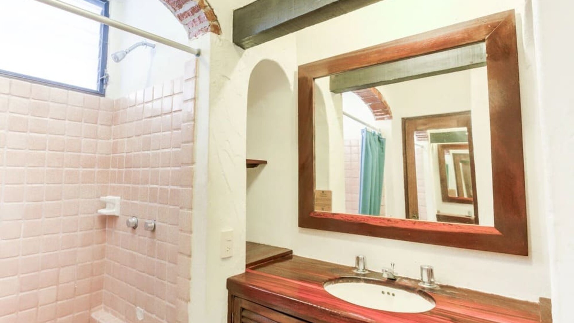 Guest bathroom with shower at Puerto De Luna Pet Friendly & Family Suites.