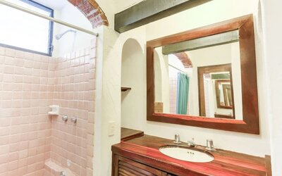 Guest bathroom with shower at Puerto De Luna Pet Friendly & Family Suites.
