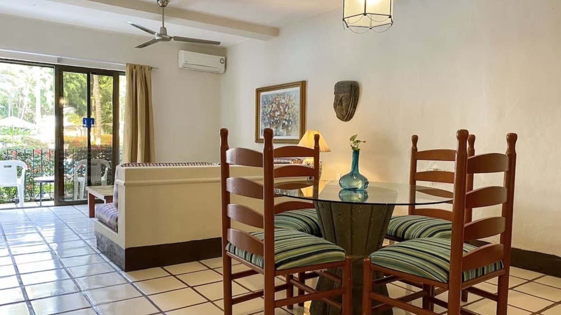 Day use room with dining room at Puerto De Luna Pet Friendly & Family Suites.