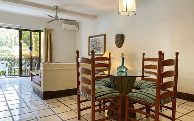 Day use room with dining room at Puerto De Luna Pet Friendly & Family Suites.