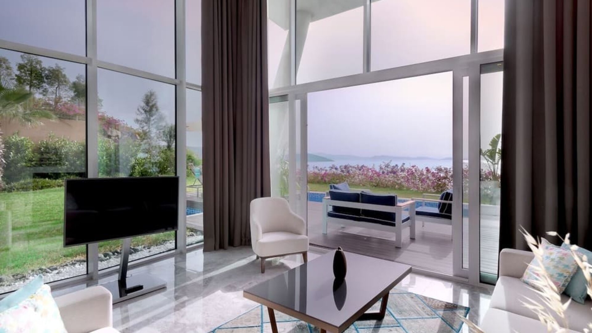 Coworking lounge at Le Méridien Bodrum Beach Resort.