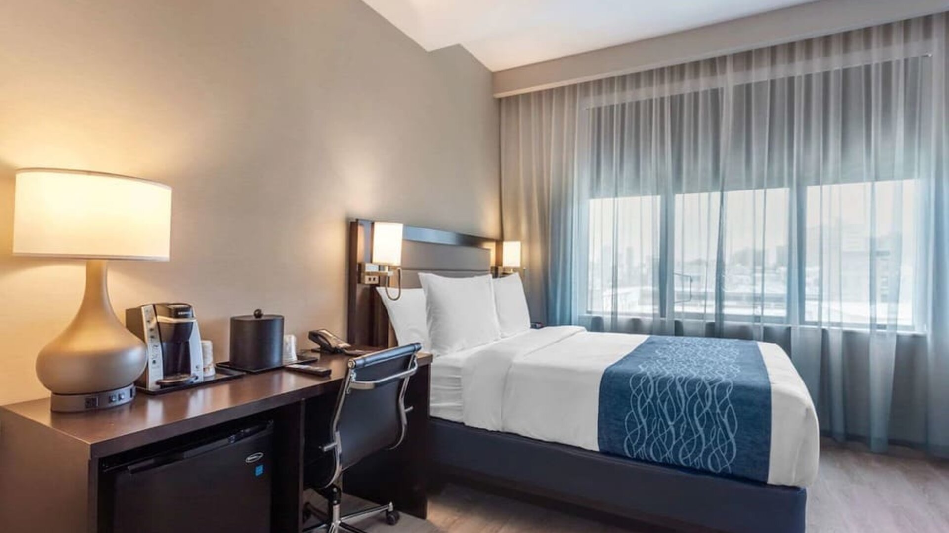 Comfortable king room with work station at Comfort Inn Prospect Park-Brooklyn.