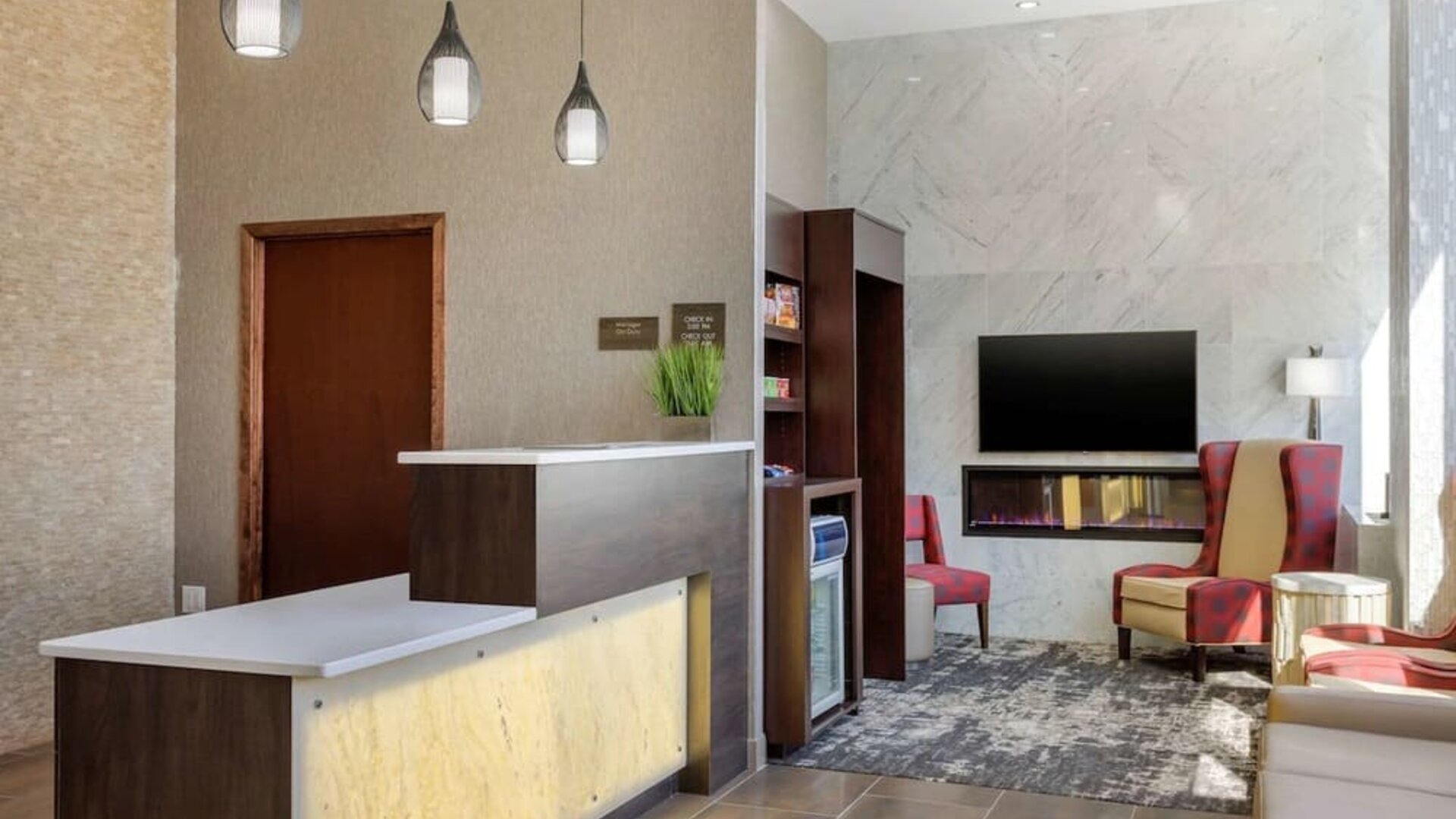 Lobby and coworking space at Comfort Inn Prospect Park-Brooklyn.