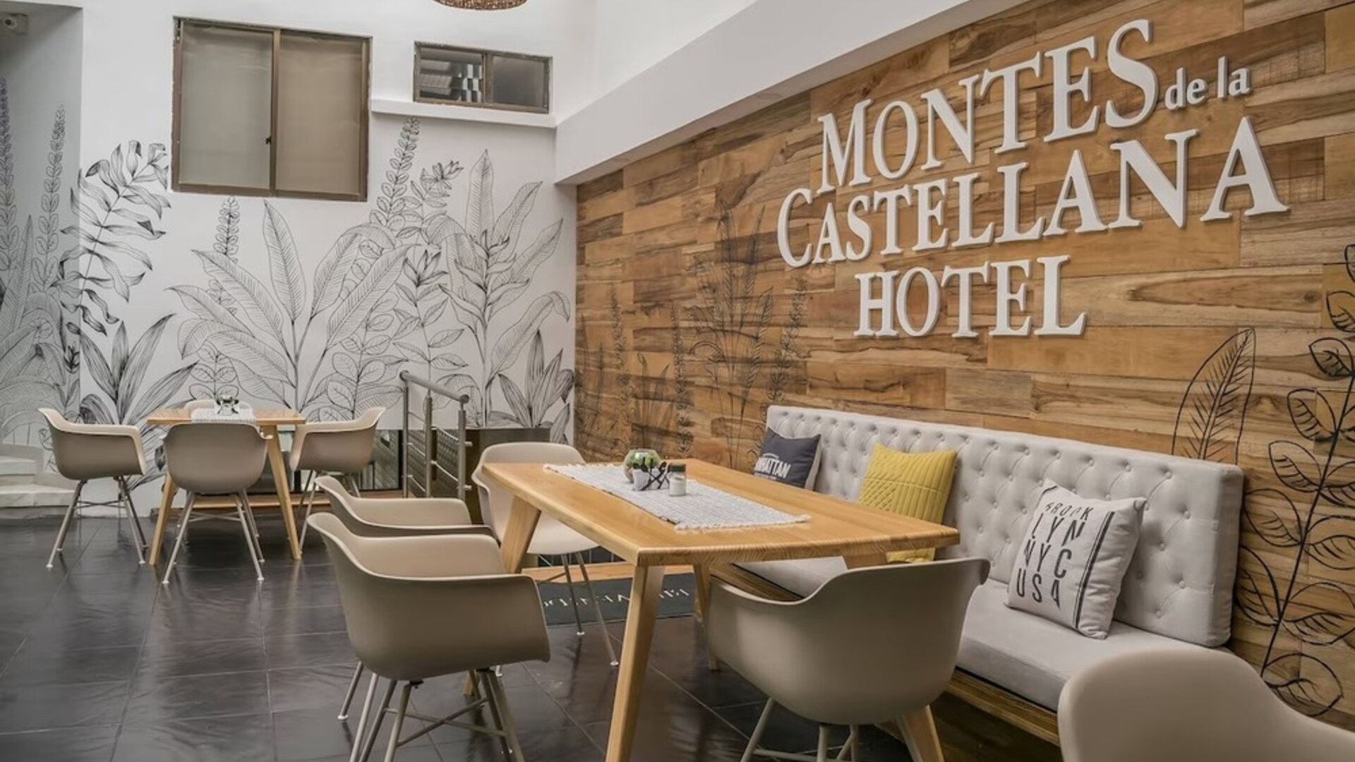 Dining room at Montes De La Castellana Hotel.