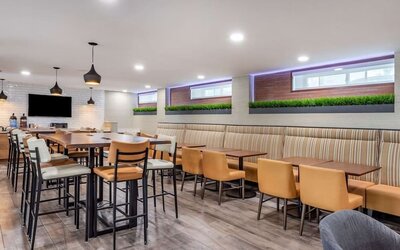 Dining area perfect for coworking at Comfort Inn JFK Airport.