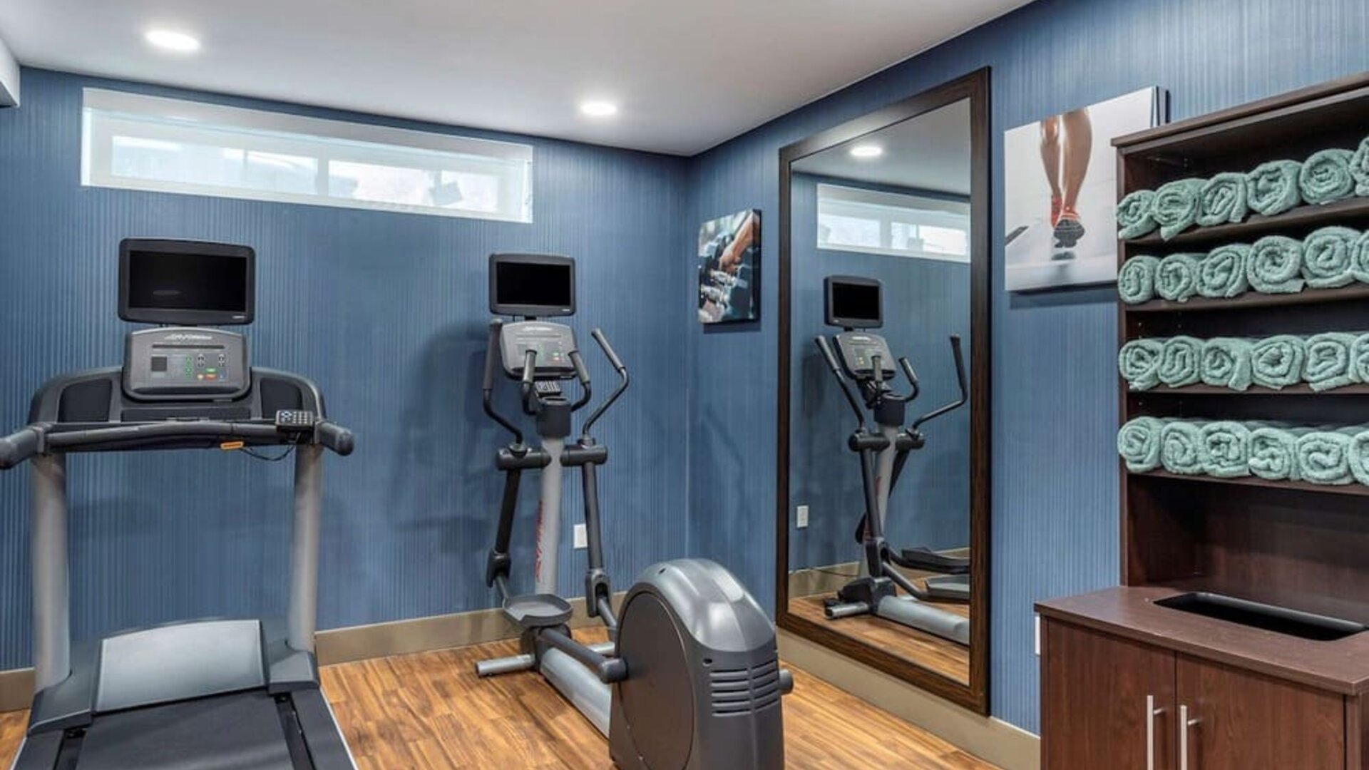 Fitness center at Comfort Inn JFK Airport.