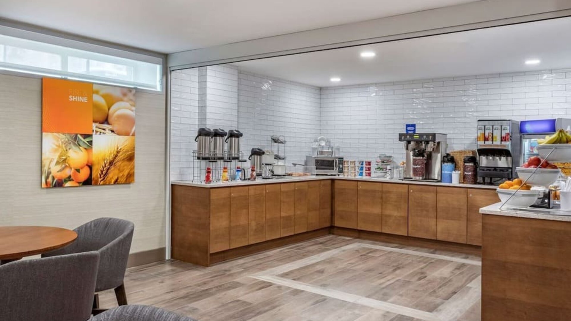Breakfast area at Comfort Inn JFK Airport.