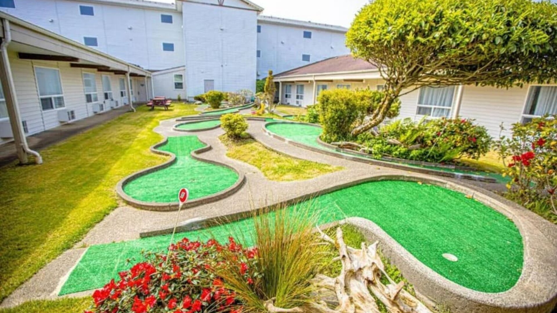 Mini-golf at Coratel Inn And Suites By Jasper Ocean Shores.